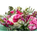 mix květin z hortenzií a trsových růží